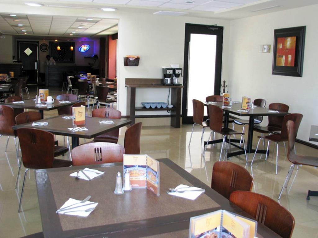 Hotel Alameda Express Matamoros  Bagian luar foto